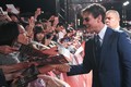 Fan chờ bảy tiếng dưới mưa, xin chữ ký Tom Cruise lên đầu