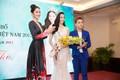 Hà Thu nhận vương miện, chính thức tham gia Miss Earth 2017