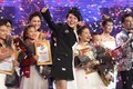 Quán quân The Voice Kids 2017 dành tiền thưởng phụ mẹ lo cho em