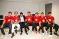 Con trai Quốc Tuấn hạnh phúc chụp ảnh cùng đội U23 Việt Nam