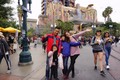 Khoảnh khắc hạnh phúc của gia đình Jennifer Phạm tại Disneyland
