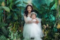 Trang Trần diện váy cô dâu hạnh phúc bên con gái cưng
