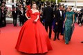 Lý Nhã Kỳ nổi bật trên thảm đỏ khai mạc LHP Cannes