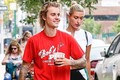 Đính hôn rồi Justin Bieber vẫn không bỏ được thói quen mặc quần tụt