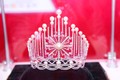 Soi quyền trượng gắn kim cương, vương miện Hoa hậu Việt Nam 2018 
