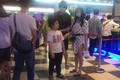 Tim - Trương Quỳnh Anh đeo khẩu trang che mặt đưa con đi chơi