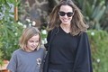 Angelina Jolie vui đùa cùng con gái giữa tin Brad Pitt yêu người mới