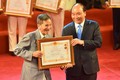 Nghệ sĩ Trần Hạnh xúc động nhận danh hiệu NSND ở tuổi 90