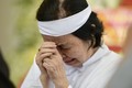 Vợ nghệ sĩ Chánh Tín khóc nghẹn trong lễ tang chồng 