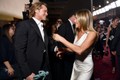 Brad Pitt nắm chặt tay vợ cũ Jennifer Aniston, rộ tin tái hợp