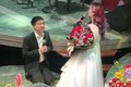 Diễn viên Hoàng Yến được chồng thứ 4 quỳ gối tặng hoa