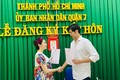 Bạn trai nhảy múa tưng bừng khi đăng ký kết hôn với Pha Lê
