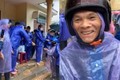 Bất chấp mưa gió, Thủy Tiên phát tiền cho gần 1000 dân Quảng Bình