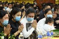 Vợ Vân Quang Long khóc nghẹn trong lễ tang chồng