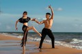 Vợ chồng Khánh Thi - Phan Hiển khiêu vũ say đắm trên bờ biển