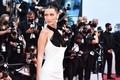 Bella Hadid và dàn sao lộng lẫy trên thảm đỏ Cannes 2021