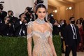Kendall Jenner cầm đầu phe “mặc như không” trên thảm đỏ Met Gala 