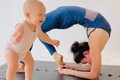 Mẹ Hồ Ngọc Hà tập yoga, khoe body tuổi 64 bên hai cháu 