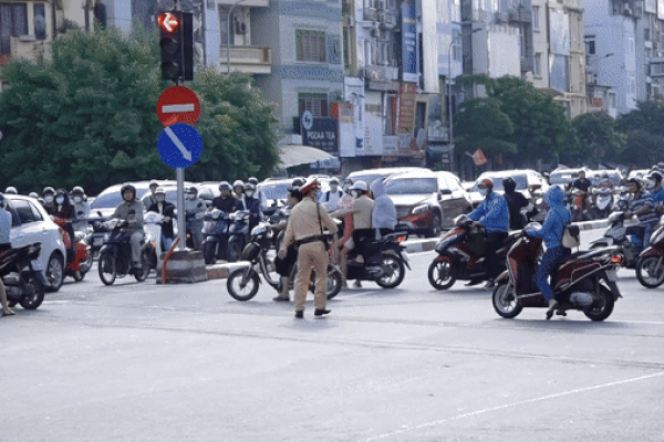 Trăm xe máy đi ngược chiều ở Hà Nội, công an không cản nổi