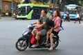 Phụ huynh 'đầu trần' phóng vun vút, học sinh Hà Nội đi xe phân khối lớn