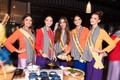 Thí sinh Miss Grand International thích thú làm bánh xèo khi đến Huế