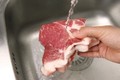 Có nên chần thịt bằng nước sôi trước khi chế biến?