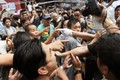 Người dân Hồng Kông ẩu đả với người biểu tình