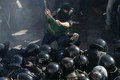 Chùm ảnh cảnh sát và người biểu tình đụng độ ở Kiev