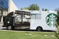 Starbucks điều xe tải bán cà phê trước cổng trường