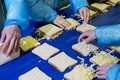 “Chộp” cảnh hàng nghìn công nhân dùng tay trần làm bánh sandwich 
