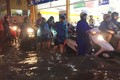 Người Hà Nội lại lội bì bõm sau cơn mưa rào