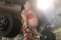 Sửng sốt nhìn bà bầu sắp sinh hàng ngày nâng tạ 120 kg