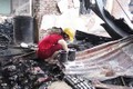 Video cháy chợ ở Hà Nội: Tiểu thương lần mò trong bóng tối nhặt hàng