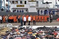 Giày, túi, ví nạn nhân máy bay Lion Air xếp thành hàng trên bến cảng 