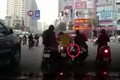 Video: Dàn cảnh cướp táo tợn ngay trên đường phố Hà Nội