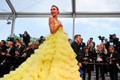 Phong cách ăn mặc sexy của người mẫu Brazil bị tuột váy trên thảm đỏ Cannes