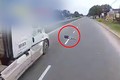 Video: Người đàn ông lao ra đường nằm trước đầu xe container