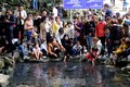 Hàng nghìn du khách đổ về thăm suối cá thần ngày cuối nghỉ Tết Nguyên đán Quý Mão