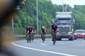 Những đoàn xe đạp 'đua với tử thần' trên cao tốc 80km/giờ