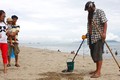 Chàng trai Mỹ xuyên Việt dọn rác bãi biển