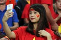 Fan nữ xinh đẹp hết lòng cổ vũ tuyển Việt Nam
