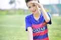 Hot girl Đại học Công nghiệp quyến rũ trong màu áo Barcelona