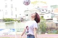 Hòa Minzy - "bạn gái tin đồn" Công Phượng trổ tài tâng bóng