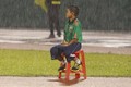 Cậu bé nhặt bóng ngồi dầm mưa trong trận cầu V.League