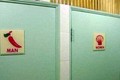 Cười té ghế với những tấm biển toilet cực sáng tạo