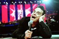 Robbie Williams ngã gãy tay người hâm mộ