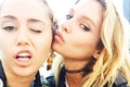 Hình ảnh tố Miley Cyrus yêu đồng tính thiên thần VS Stella
