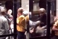 Justin Bieber bị đánh gục trước cửa khách sạn