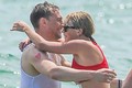 Taylor Swift và Tom Hiddleston âu yếm nhau trên biển