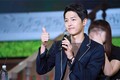 Song Joong Ki hào phóng tặng nhân viên máy tính bảng